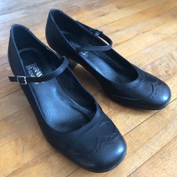 Brown’s Mary Jane brogue’s, 2” heel, size 7 - Picture 1 of 4